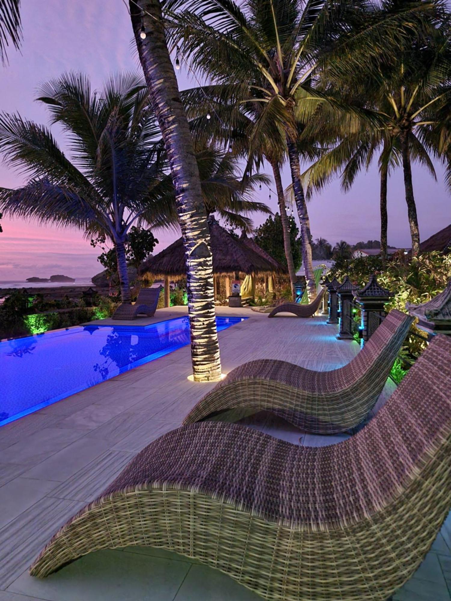 Istana Ombak Eco Resort Pacitan Exterior foto