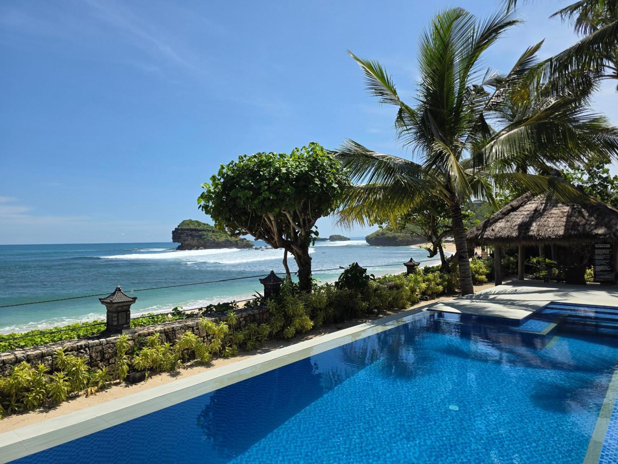 Istana Ombak Eco Resort Pacitan Exterior foto